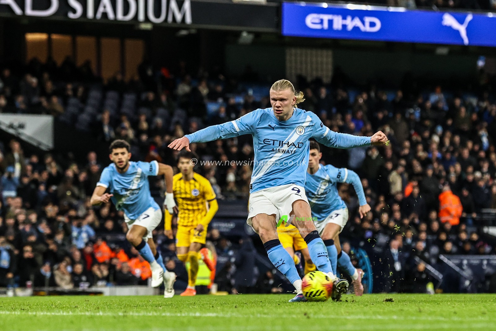 Erling Haland of Manchester City scores a penalty to make it 1-0, giving himself a total of 150 goals for Manchester City during the Premier League match Manchester City vs Brighton and Hove Albion at Etihad Stadium, Manchester, United Kingdom, 7th January 2026

(Photo by Alfie Cosgrove/News Images)

*** GER AUT SUI OUT ***