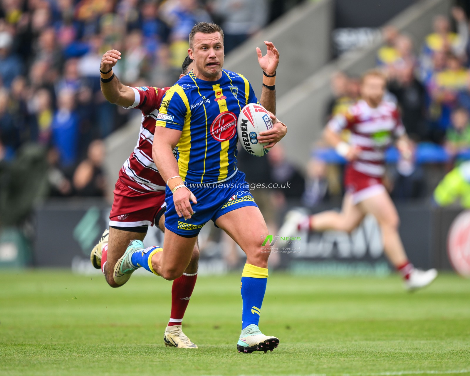 Josh Drinkwater of Warrington Wolves makes a break during the Betfred Super League Round 13 match Warrington Wolves vs Wigan Warriors at Halliwell Jones Stadium, Warrington, United Kingdom, 1st June 2024

(Photo by Craig Thomas/News Images)