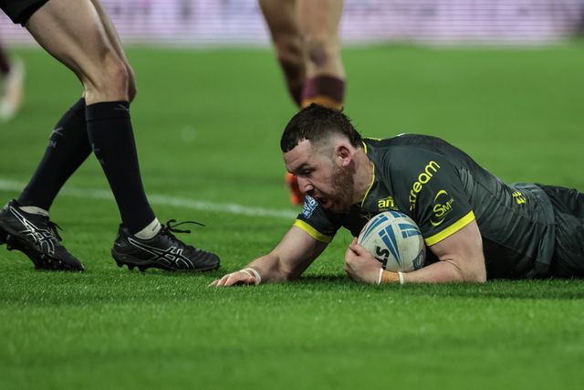 Cameron Smith of Leeds Rhinos goes over for a try during the Betfred Super League round 8 match Huddersfield Giants vs Leeds Rhinos at Accu Stadium, Huddersfield, United Kingdom on 17 April 2026

(Photo by Mark Cosgrove/News Images)
