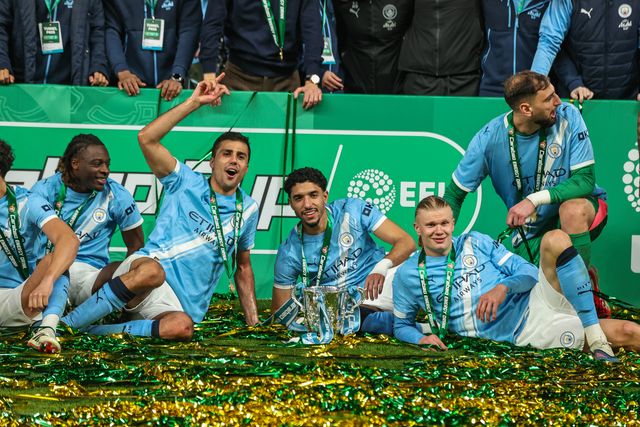 Manchester City players lift the trophy after the final whistle during the Carabao Cup Final match Arsenal vs Manchester City at Emirates, London, United Kingdom on 22 March 2026

(Photo by Alfie Cosgrove/News Images)