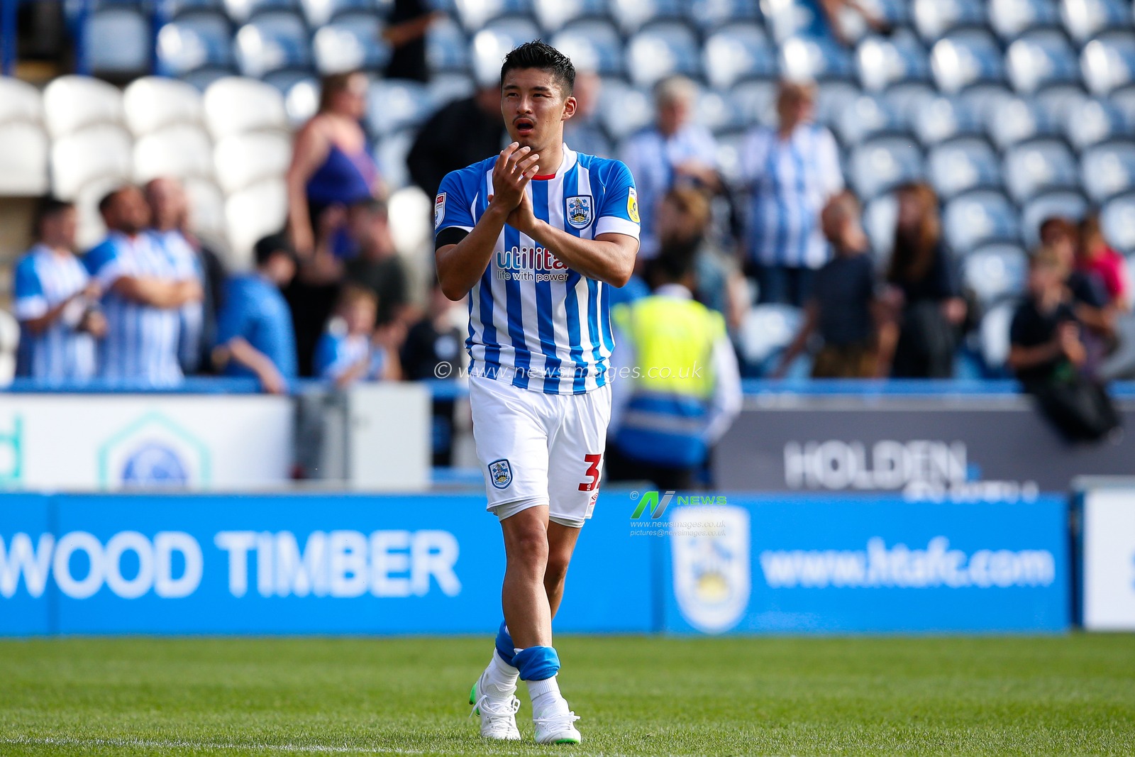 Yuta Nakayama #33 of Huddersfield Town applauds fans after the Sky Bet Championship match Huddersfield Town vs Blackpool at John Smith's Stadium, Huddersfield, United Kingdom, 4th September 2022

(Photo by Ben Early/News Images)