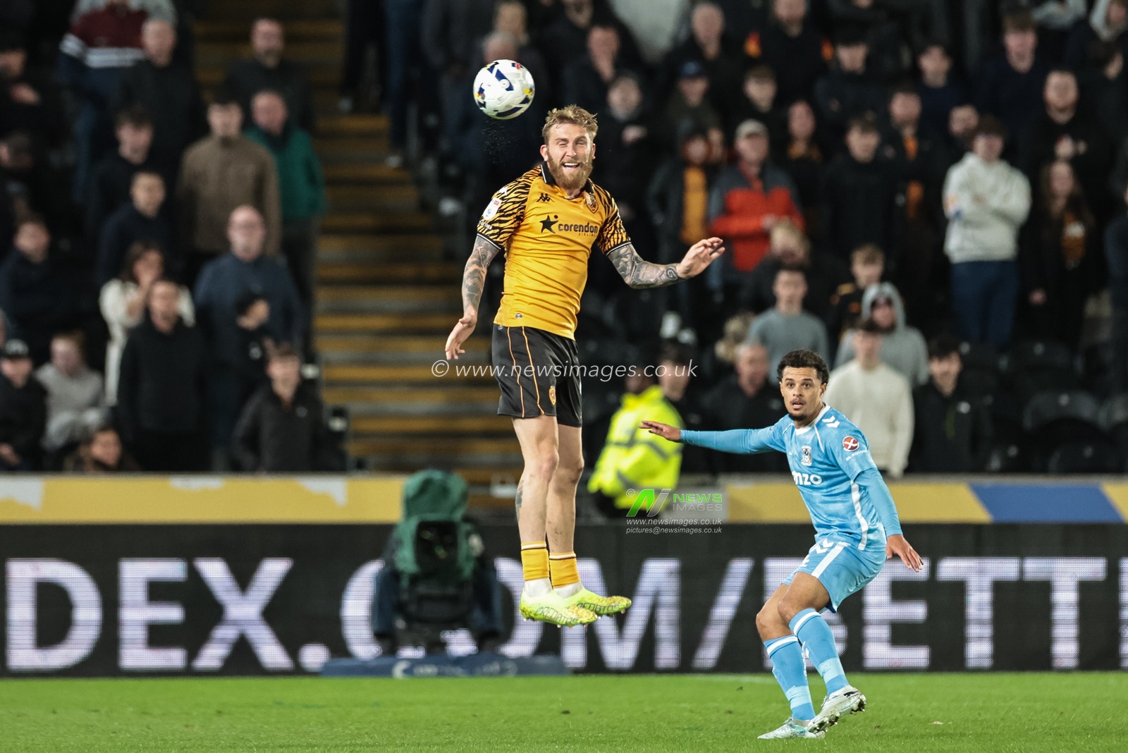 Oliver McBurnie of Hull City jumps up to win the high ball during the Sky Bet Championship match Hull City vs Coventry City at MKM Stadium, Hull, United Kingdom on 06 April 2026

(Photo by Mark Cosgrove/News Images)