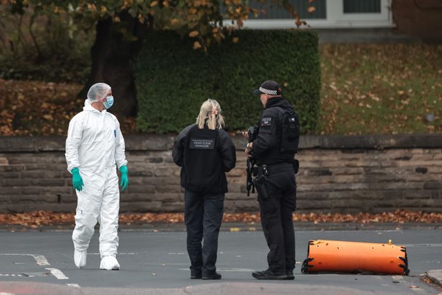 Crime scene manager speaks to a forensic police and an armed officer during the Manchester synagogue attack at Manchester Synagogue, Manchester, United Kingdom, 2nd October 2025

(Photo by Mark Cosgrove/News Images)