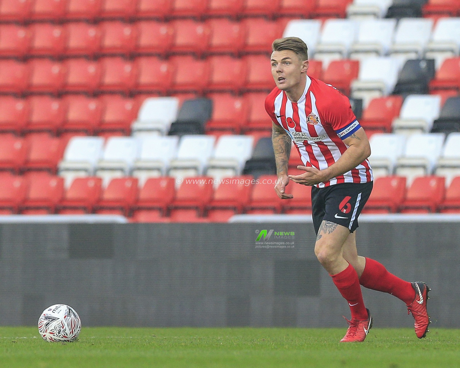 Max Power #6 of Sunderland in possession of the ball