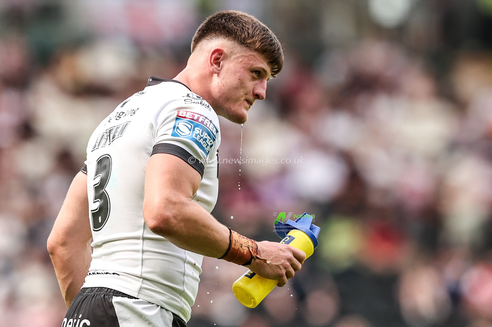 Davy Litten of Hull FC has a drink during a hydration break during the Betfred Super League round 16 match Hull FC vs Wigan Warriors at MKM Stadium, Hull, United Kingdom on 27 June 2026

(Photo by Alfie Cosgrove/News Images)