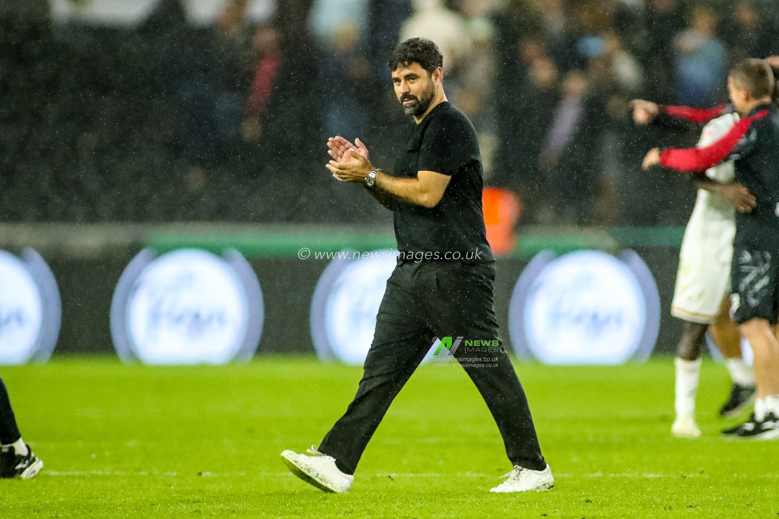 Vitor Matos manager of Swansea City applauds the fans during the Sky Bet Championship match Swansea City vs Watford at Swansea.com Stadium, Swansea, United Kingdom on 01 September 2026

(Photo by Andrew Lewis/News Images)