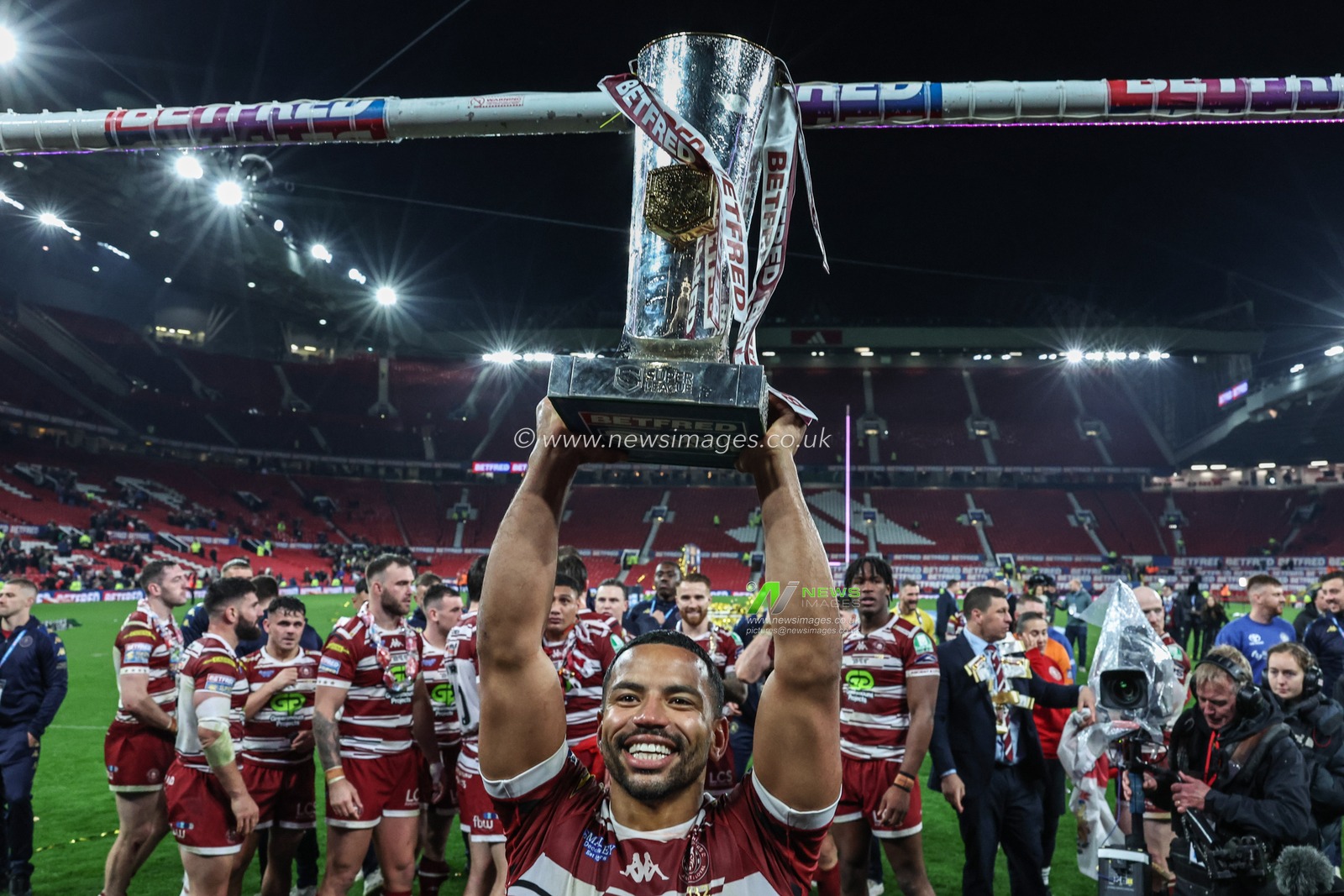 Kruise Leeming of Wigan Warriors lifts the Betfred Super League Grand Final trophy during the Betfred Super League Grand Final match Wigan Warriors vs Hull KR at Old Trafford, Manchester, United Kingdom, 12th October 2024

(Photo by Mark Cosgrove/News Images)