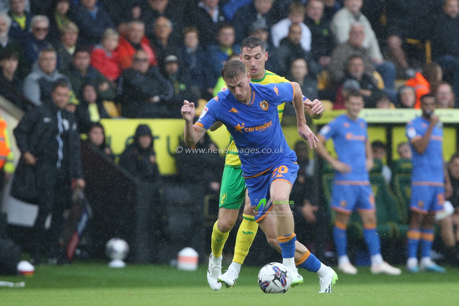 Liam Delap #20 of Hull City on the ball during the Sky Bet Championship match Norwich City vs Hull City at Carrow Road, Norwich, United Kingdom, 5th August 2023

(Photo by Arron Gent/News Images)