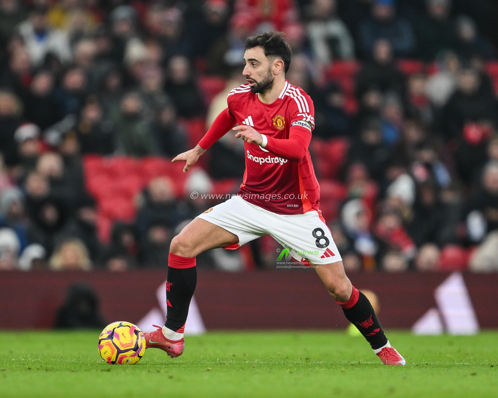 Bruno Fernandes of Manchester United makes a break with the ball during the Premier League match Manchester United vs Brighton and Hove Albion at Old Trafford, Manchester, United Kingdom, 19th January 2025

(Photo by Craig Thomas/News Images)