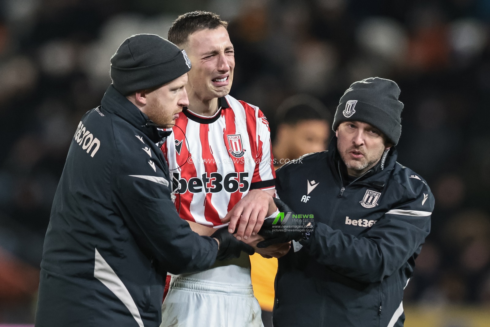 Robert Bozenik of Stoke City is helped off the field of play after an injury to his left arm during the Sky Bet Championship match Hull City vs Stoke City at MKM Stadium, Hull, United Kingdom, 1st January 2026

(Photo by Mark Cosgrove/News Images)

*** GER AUT SUI OUT ***