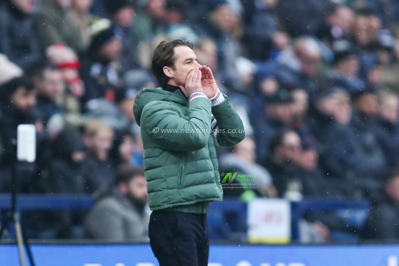 Scott Parker manager of Burnley shouts at his team during the Sky Bet Championship match Preston North End vs Burnley at Deepdale, Preston, United Kingdom, 15th February 2025

(Photo by Jorge Horsted/News Images)