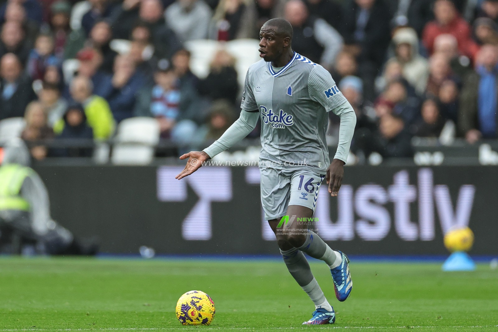 Abdoulaye DoucourÃ© #16 of Everton breaks with the ball during the Premier League match West Ham United vs Everton at London Stadium, London, United Kingdom, 29th October 2023

(Photo by Mark Cosgrove/News Images)