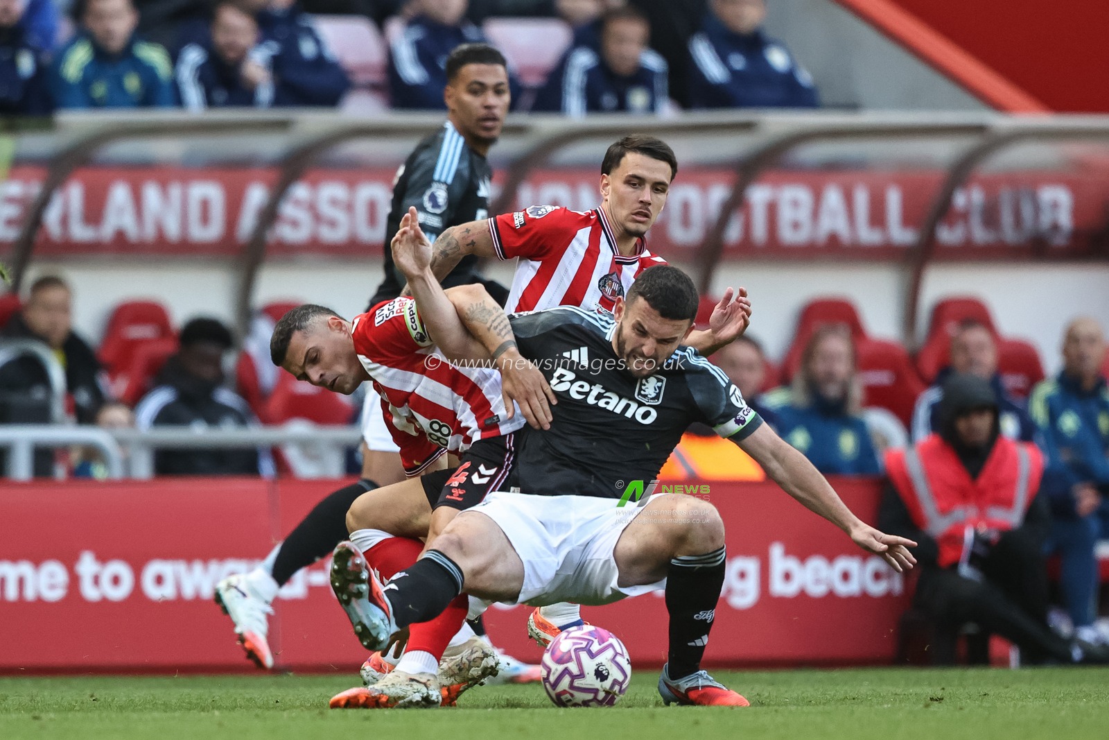Granit Xhaka of Sunderland and John McGinn of Aston Villa battle for the ball during the Premier League match Sunderland vs Aston Villa at Stadium Of Light, Sunderland, United Kingdom, 20th September 2025

(Photo by Alfie Cosgrove/News Images)