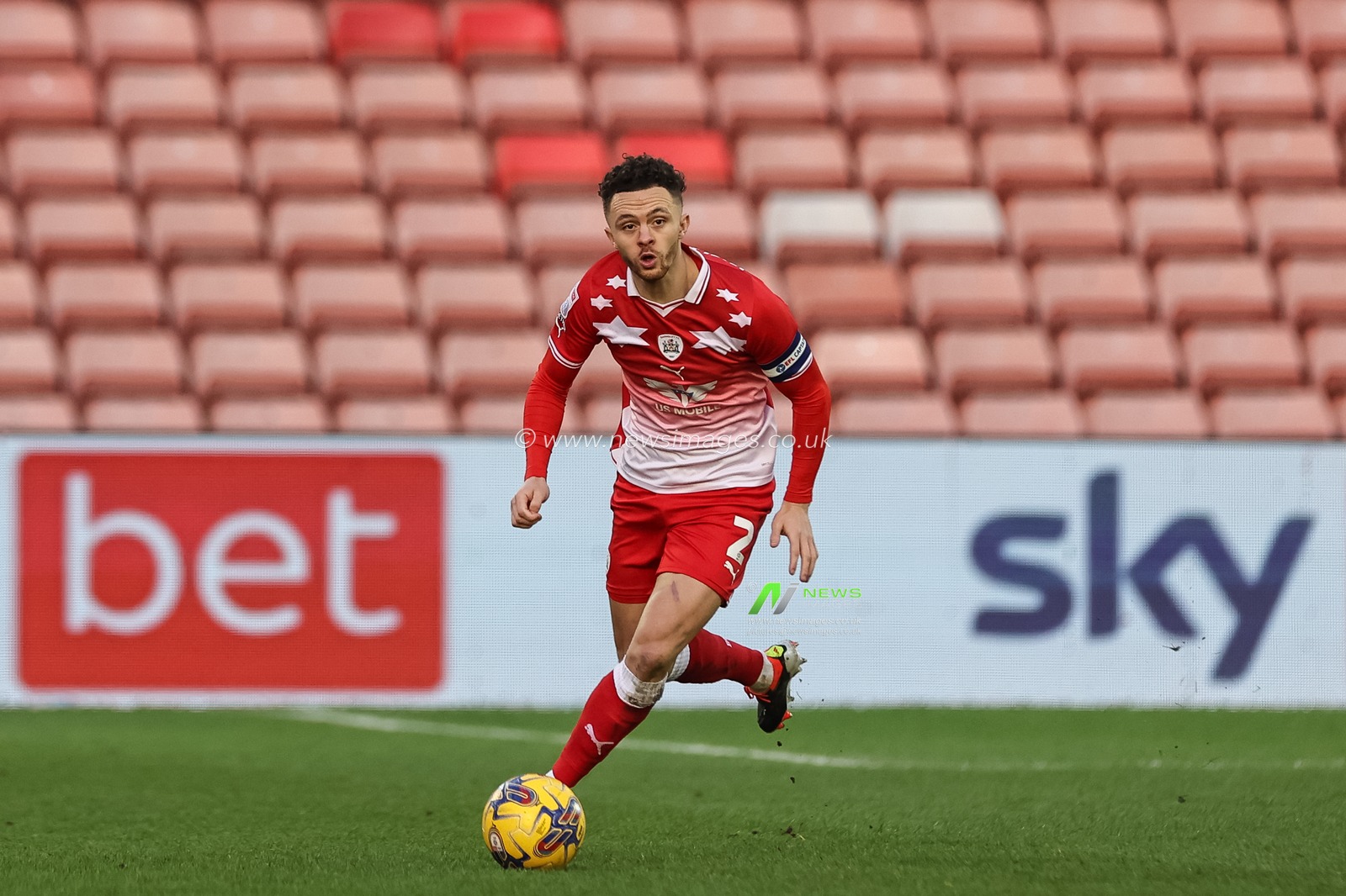 Jordan Williams of Barnsley breaks with the ball during the Sky Bet League 1 match Barnsley vs Exeter City at Oakwell, Barnsley, United Kingdom, 27th January 2024

(Photo by Mark Cosgrove/News Images)