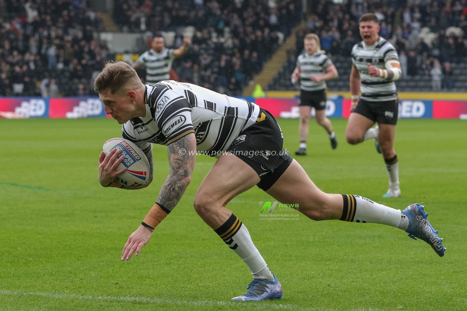 Liam Sutcliffe #4 of Hull FC goes over for a try and makes the score 4-2 in the first half of the Betfred Super League Round 10 match Hull FC vs Huddersfield Giants at MKM Stadium, Hull, United Kingdom, 23rd April 2023

(Photo by James Heaton/News Images)