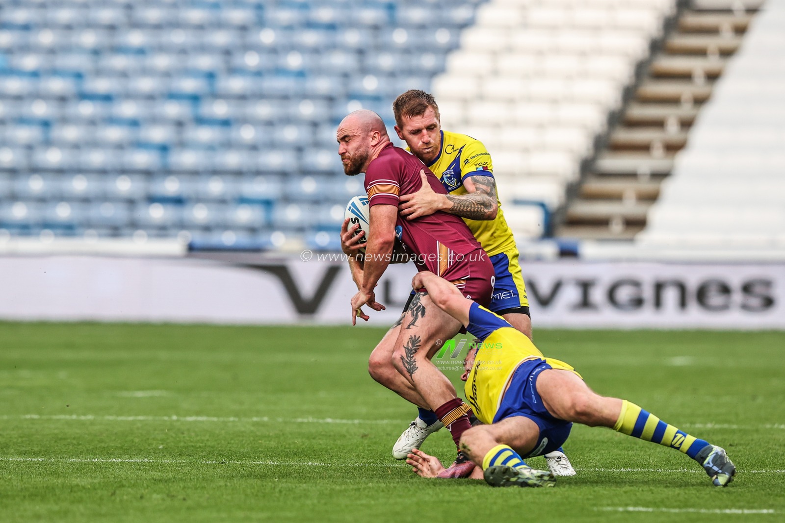 Jake Bibby of Huddersfield Giants is tackled by Ben Currie of Warrington Wolves and Marc Sneyd of Warrington Wolves during the Betfred Super League Round 23 match Huddersfield Giants vs Warrington Wolves at Accu Stadium, Huddersfield, United Kingdom, 24th August 2025

(Photo by Alfie Cosgrove/News Images)