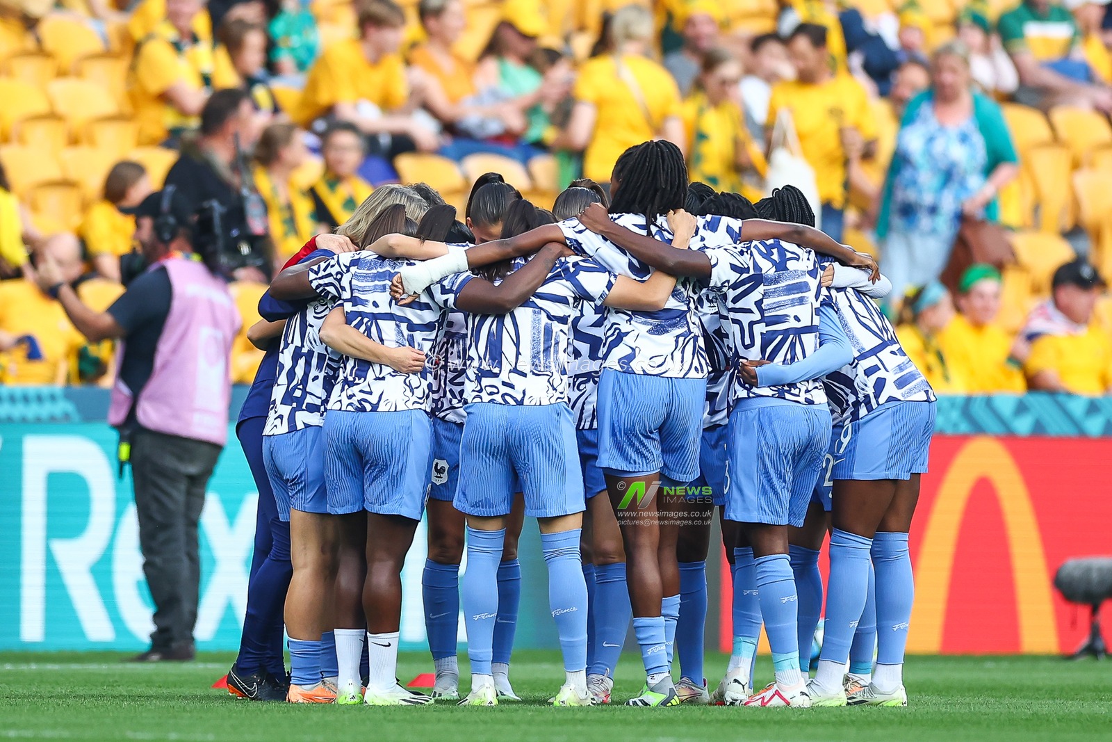 France in a team huddle during the pre-game warmup ahead of the FIFA Women's World Cup 2023 Quarter-Final match Australia Women vs France Women at Suncorp Stadium, Brisbane, Australia, 12th August 2023

(Photo by Patrick Hoelscher/News Images)