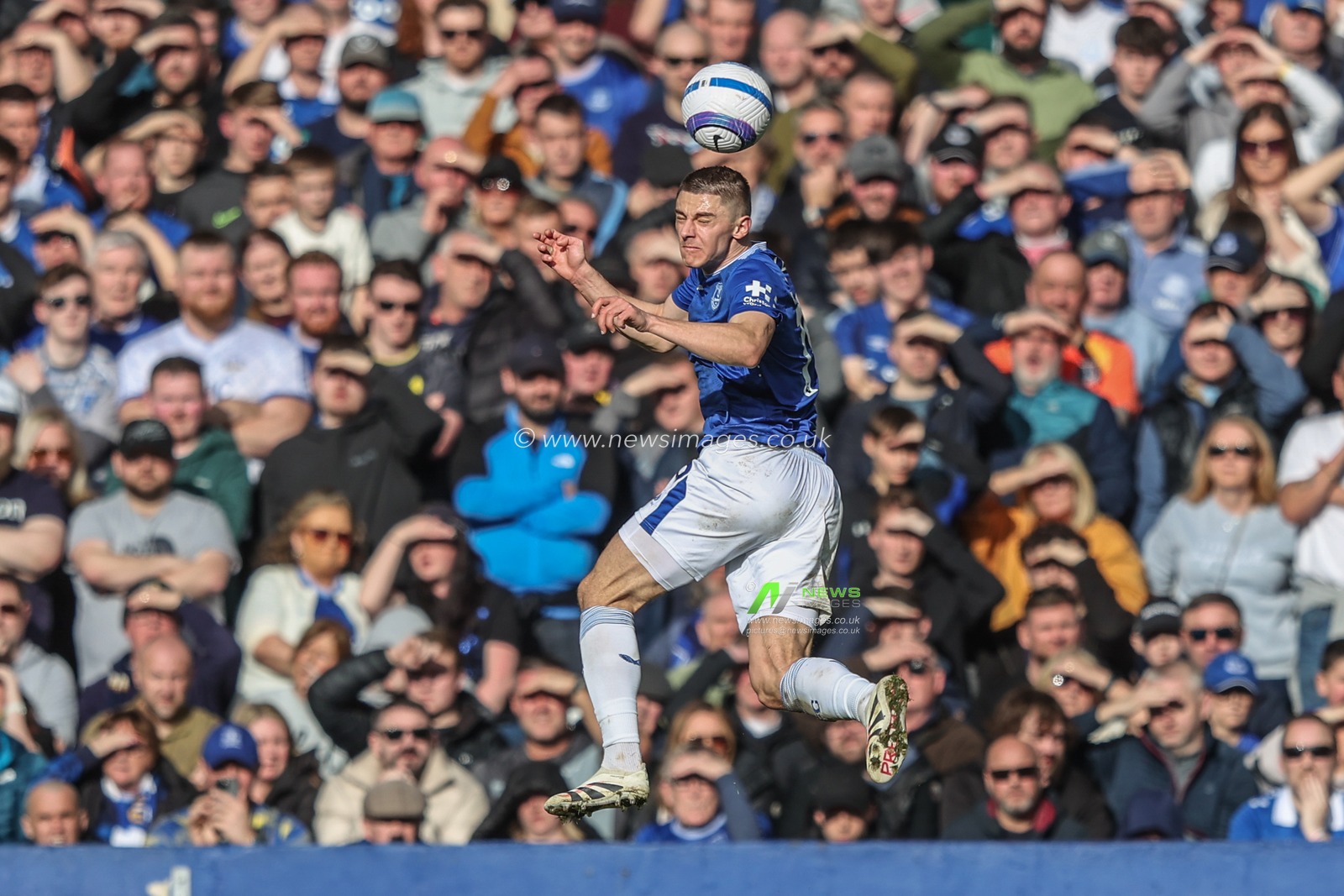 Vitaliy Mykolenko of Everton jumps up to win the high ball during the Premier League match Everton vs Manchester United at Goodison Park, Liverpool, United Kingdom, 22nd February 2025

(Photo by Alfie Cosgrove/News Images)