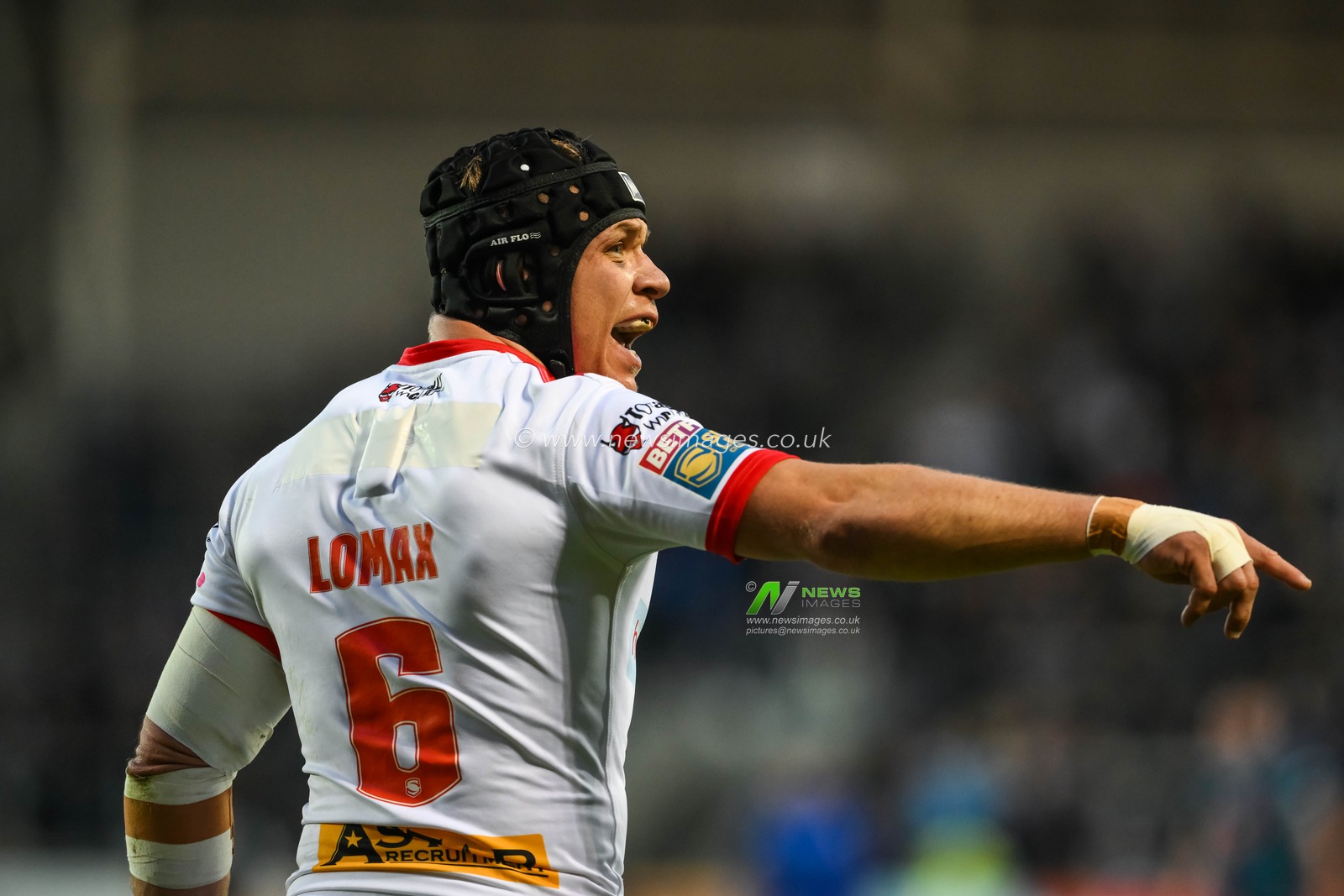 Jonny Lomax #6 of St Helens gives his team instructions during the Betfred Super League match St Helens vs Warrington Wolves at Totally Wicked Stadium, St Helens, United Kingdom, 20th April 2023

(Photo by Craig Thomas/News Images)