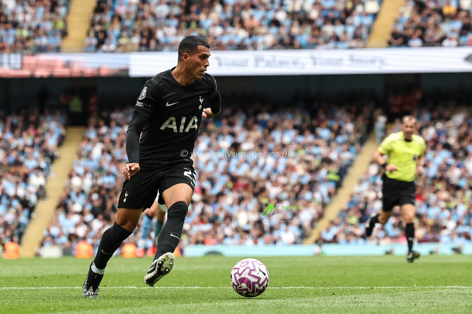 Pedro Porro of Tottenham Hotspur with the ball during the Premier League match Manchester City vs Tottenham Hotspur at Etihad Stadium, Manchester, United Kingdom, 23rd August 2025

(Photo by Mark Cosgrove/News Images)