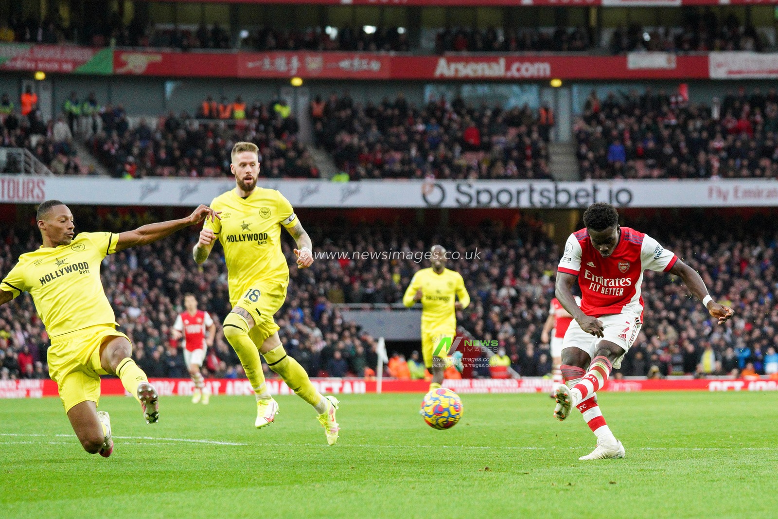 Bukayo Saka #7 of Arsenal scores their second goal