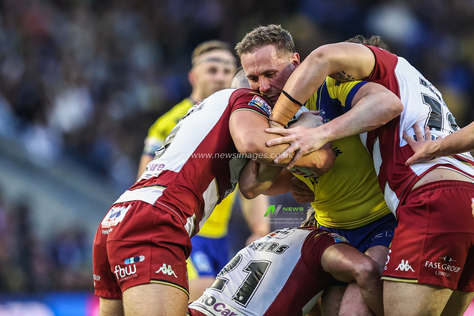 Ben Currie of Warrington Wolves is tackled during the Betfred Super League round 21 match Warrington Wolves vs Wigan Warriors at Halliwell Jones Stadium, Warrington, United Kingdom, 8th August 2025

(Photo by Alfie Cosgrove/News Images)