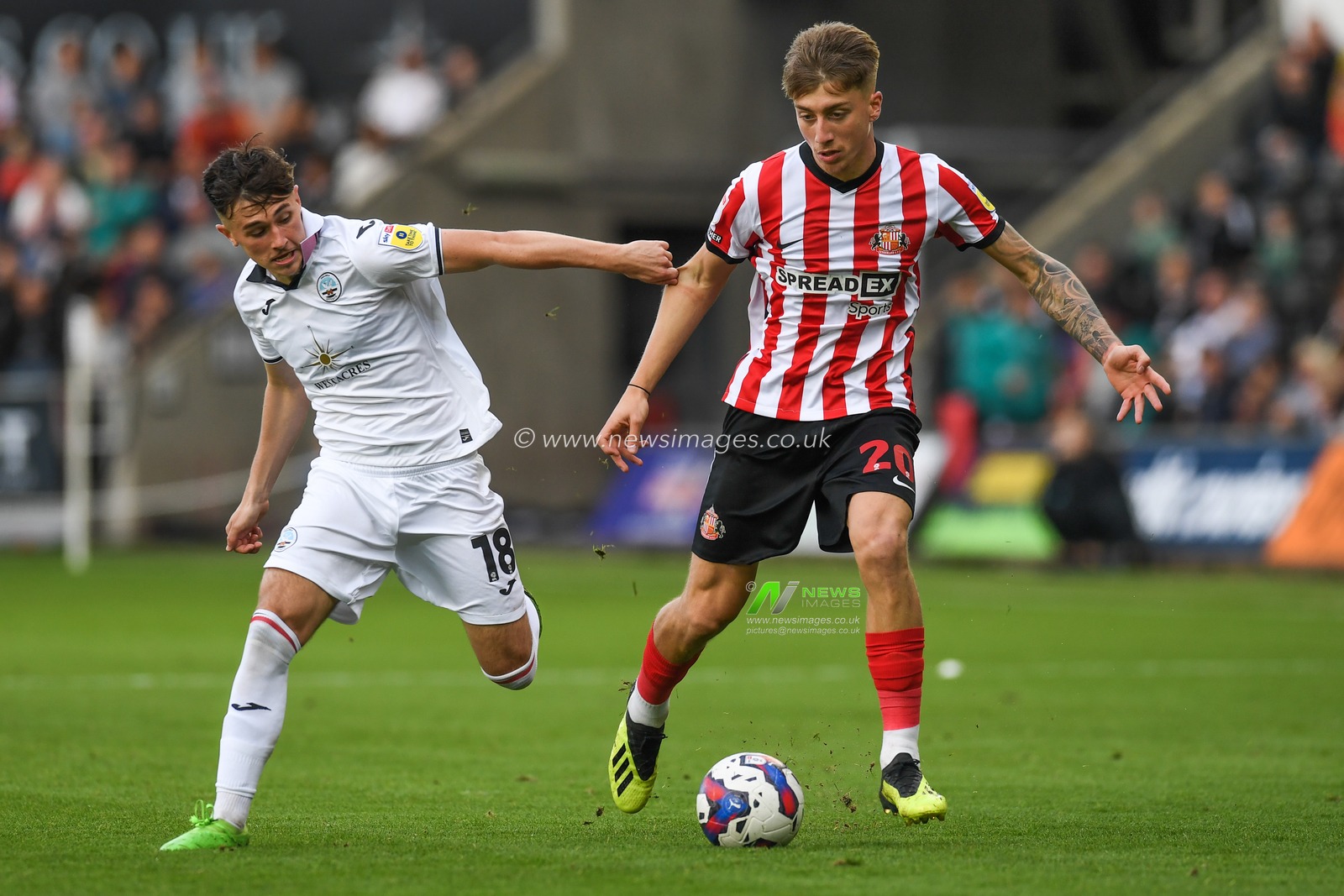 Jack Clarke #20 of Sunderland Under pressure from Luke Cundle #18 of Swansea City during the Sky Bet Championship match Swansea City vs Sunderland at Swansea.com Stadium, Swansea, United Kingdom, 8th October 2022

(Photo by Mike Jones/News Images)