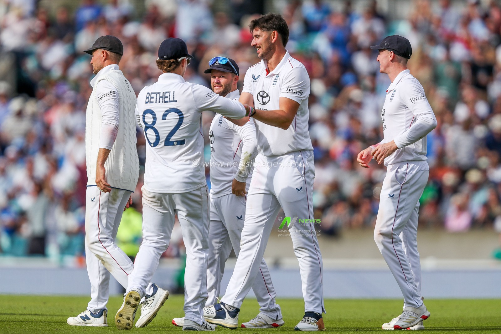 Josh Tongue of England celebrates with teammates after the dismissal of Prasidh Krishna of India during the 5th Rothesay Test Match Day 3 England vs India at The Kia Oval, London, United Kingdom, 2nd August 2025

(Photo by Izzy Poles/News Images)
