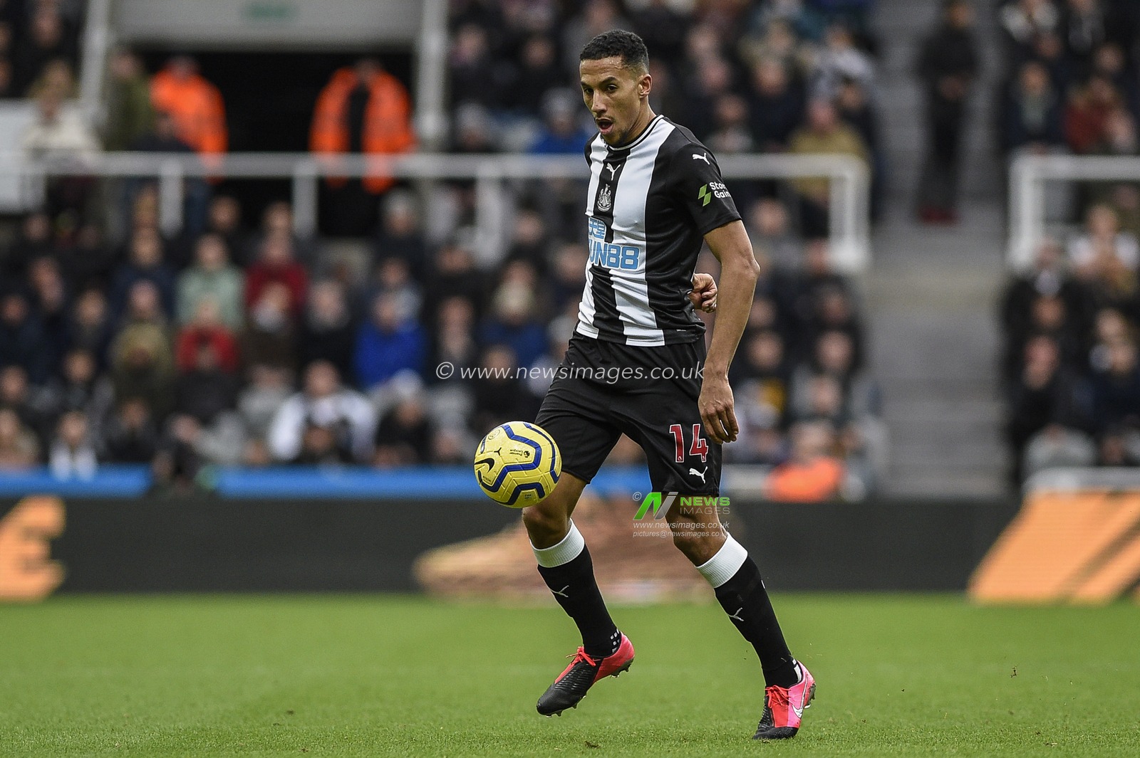 1st February 2020, St. James's Park, Newcastle, England; Premier League, Newcastle United v Norwich City : Isaac Hayden (14) of Newcastle United in action