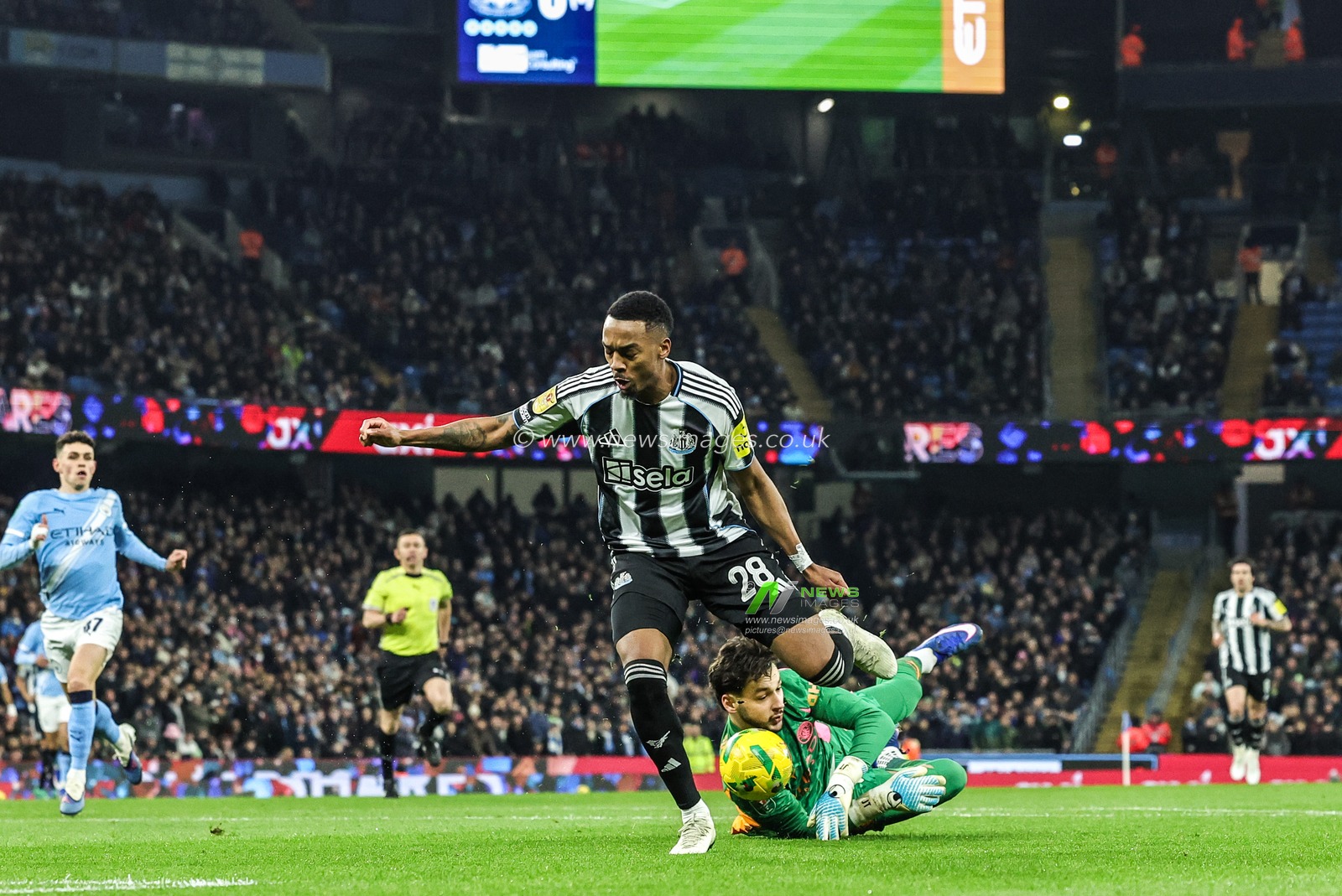 Manchester City goalkeeper James Trafford slides in on Joe Willock of Newcastle Untied during the Carabao Cup Semi-Final second leg match Manchester City vs Newcastle United at Etihad Stadium, Manchester, United Kingdom, 4th February 2026

(Photo by Mark Cosgrove/News Images)