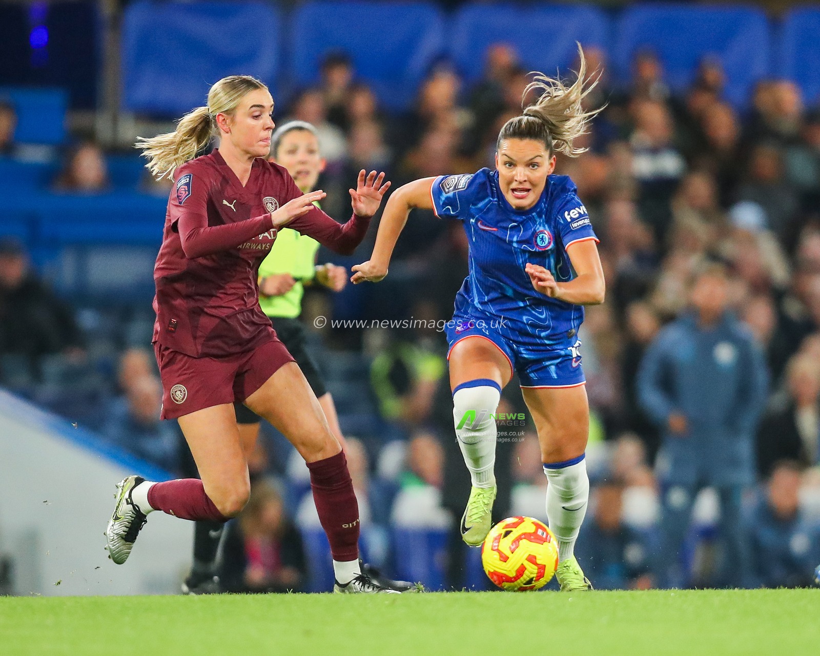 Johanna Rytting Kaneryd of Chelsea Women breaks with the ball during the Barclays Women's Super League match Chelsea FC Women vs Manchester City Women at Stamford Bridge, London, United Kingdom, 16th November 2024

(Photo by Izzy Poles/News Images)