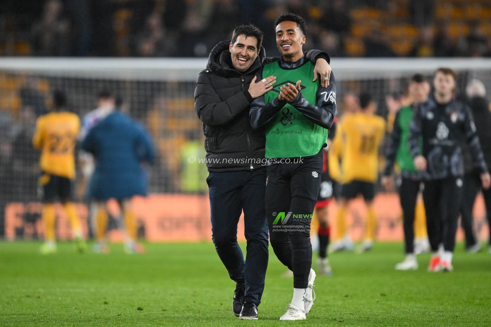 Andoni Iraola Manager of Bournemouth celebrates with James Hill of Bournemouth at the end of the Premier League match Wolverhampton Wanderers vs Bournemouth at Molineux, Wolverhampton, United Kingdom, 30th November 2024

(Photo by Craig Thomas/News Images)