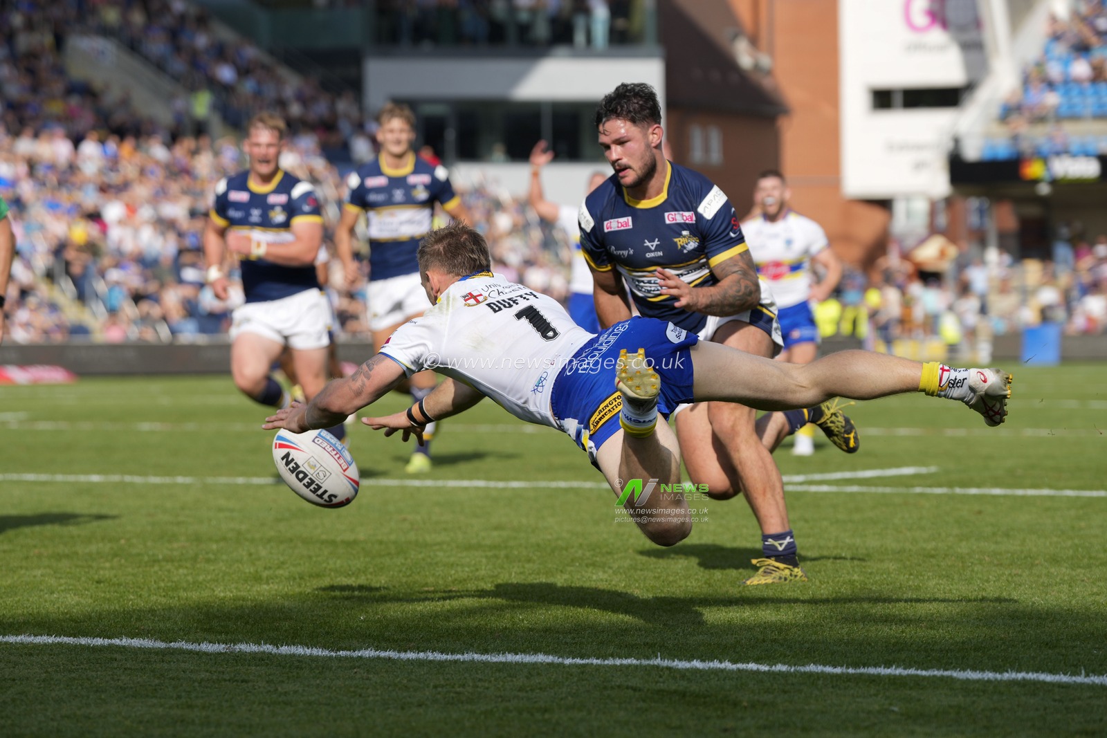 Matt Dufty #1 of Warrington Wolves juggles the ball as he collects a kick in the last play of the game during the Betfred Super League Round 22 match Leeds Rhinos vs Warrington Wolves at Headingley Stadium, Leeds, United Kingdom, 20th August 2023

(Photo by Steve Flynn/News Images)