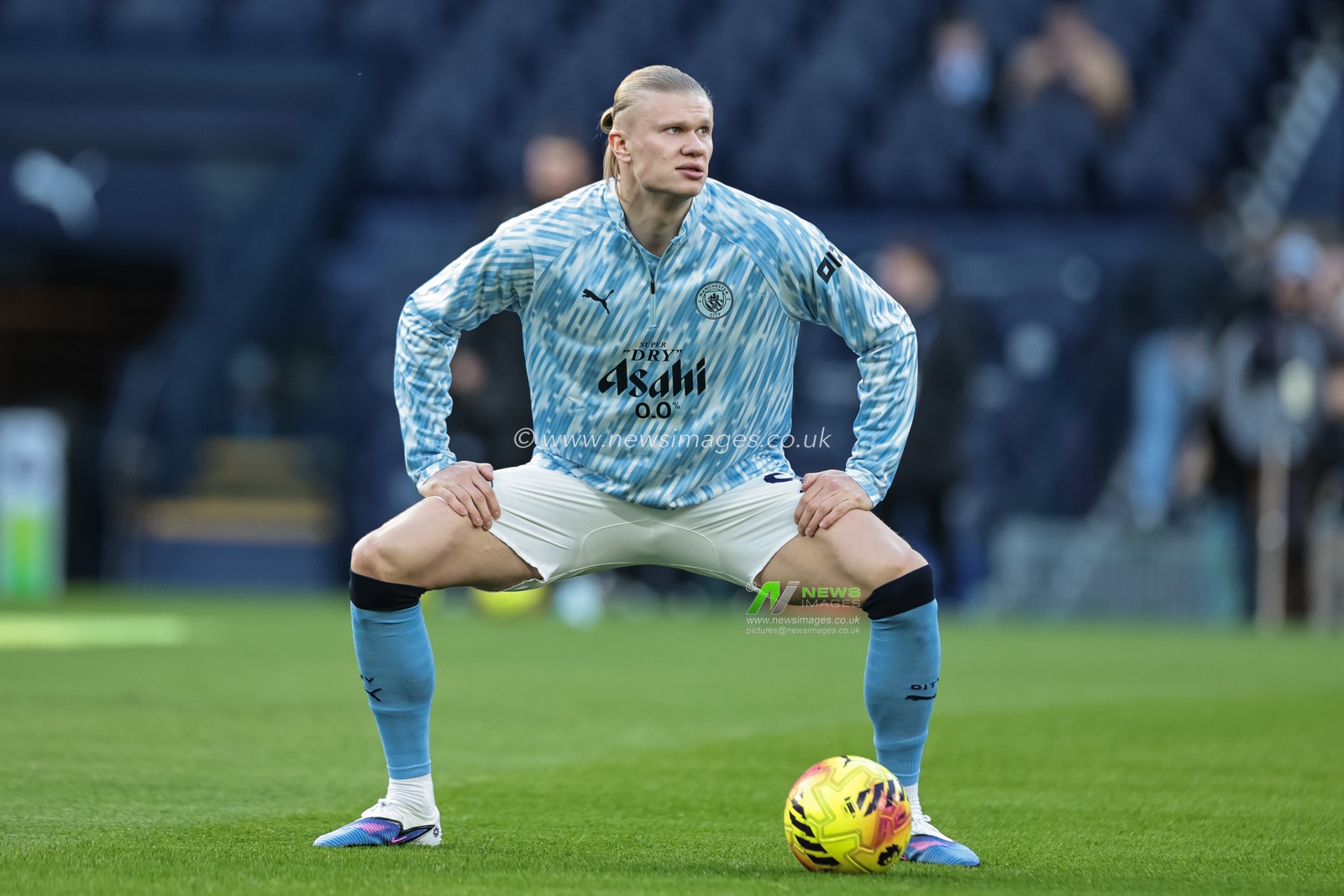 Erling Haaland of Manchester City in the pregame warmup session during the Premier League match Manchester City vs West Ham United at Etihad Stadium, Manchester, United Kingdom, 20th December 2025

(Photo by Mark Cosgrove/News Images)

*** GER AUT SUI OUT ***