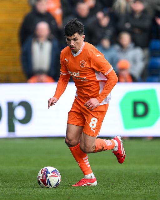 Albie Morgan of Blackpool makes a break with the ball during the Sky Bet League 1 match Stockport County vs Blackpool at Edgeley Park Stadium, Stockport, United Kingdom, 1st March 2025

(Photo by Craig Thomas/News Images)