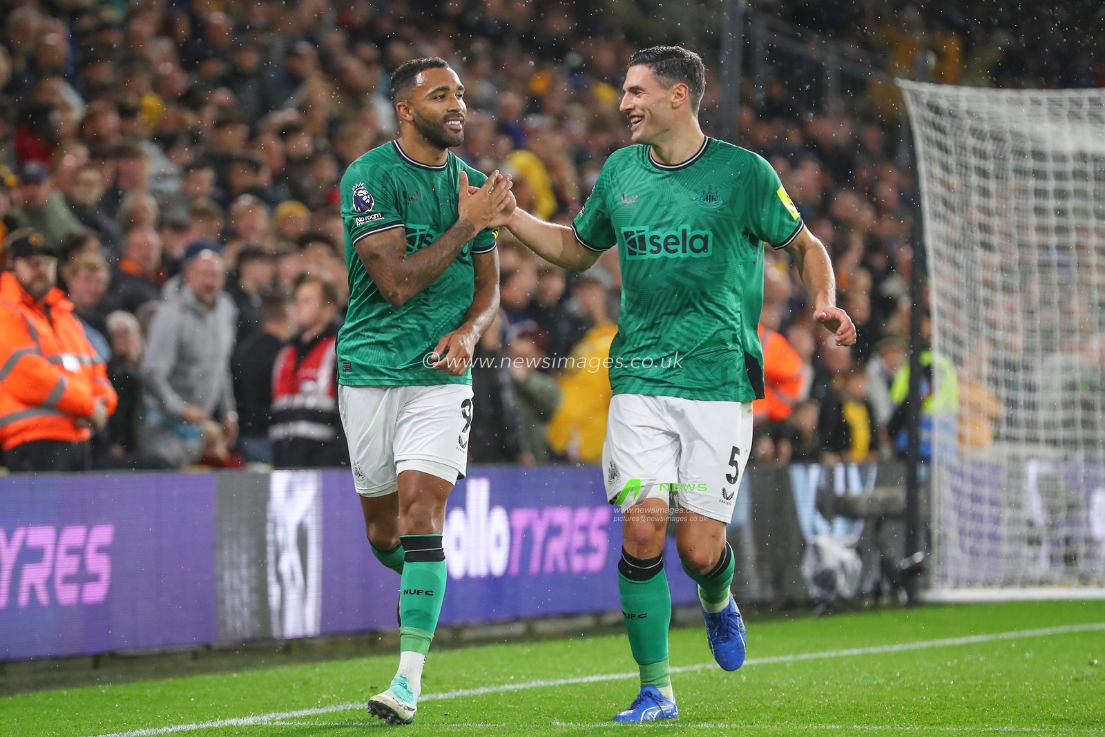 Callum Wilson #9 of Newcastle United celebrates his goal to make it 1-2 during the Premier League match Wolverhampton Wanderers vs Newcastle United at Molineux, Wolverhampton, United Kingdom, 28th October 2023

(Photo by Gareth Evans/News Images)