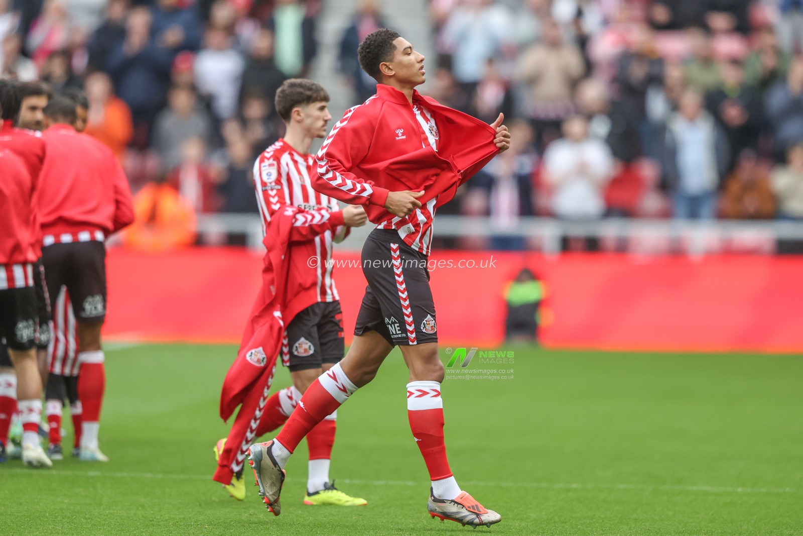 Jobe Bellingham of Sunderland takes off his jacket as he comes out for the game during the Sky Bet Championship match Sunderland vs Oxford United at Stadium Of Light, Sunderland, United Kingdom, 26th October 2024

(Photo by Alfie Cosgrove/News Images)
