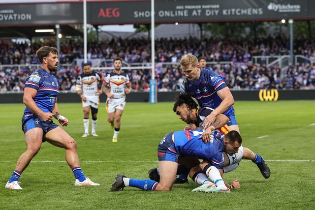 Charlie Staines of Catalans Dragons \th\Oliver Pratt of Wakefield Trinity during the Betfred Super League round 11 match Wakefield Trinity vs Catalans Dragons at DIY Kitchens Stadium, Wakefield, United Kingdom on 15 May 2026

(Photo by Mark Cosgrove/News Images)