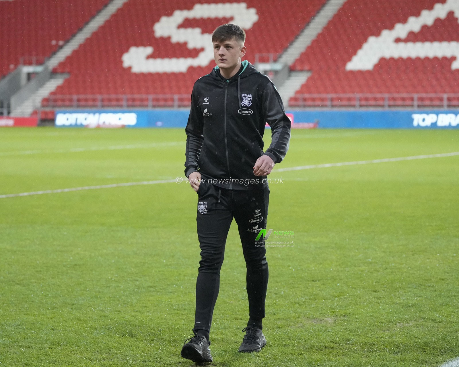 Davy Litten #25 of Hull FC inspects the pitch before the Betfred Super League Round 5 match St Helens vs Hull FC at Totally Wicked Stadium, St Helens, United Kingdom, 17th March 2023

(Photo by Steve Flynn/News Images)