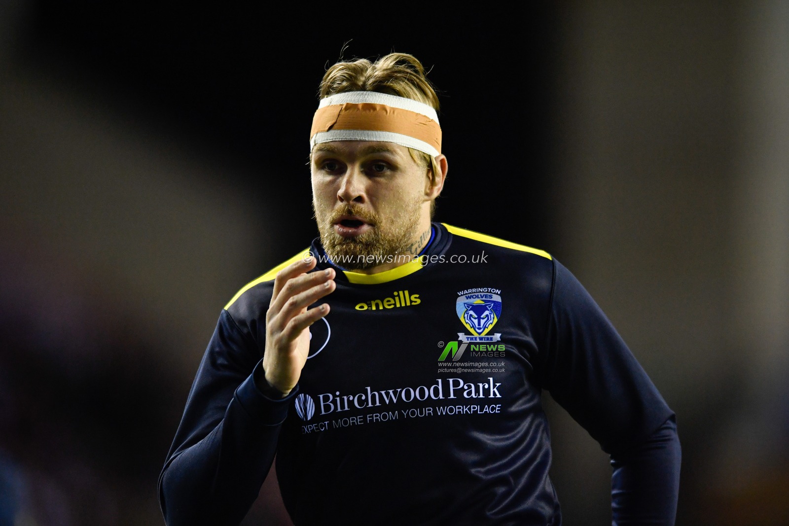 30th January 2020, DW Stadium, Wigan, England; Betfred Super League, Wigan Warriors v Warrington Wolves : Blake Austin (6) of Warrington Wolves warming up