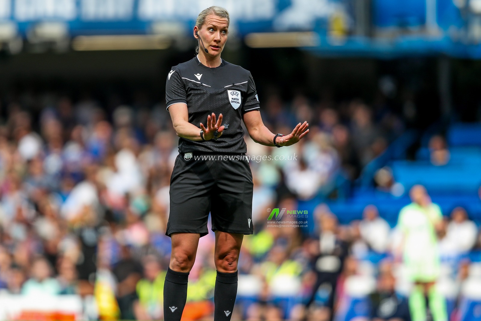 Referee Tess Olofsson in action during the UEFA Women's Champions League Semi-Final match Chelsea vs Barcelona at Stamford Bridge, London, United Kingdom, 27th April 2025

(Photo by Izzy Poles/News Images)