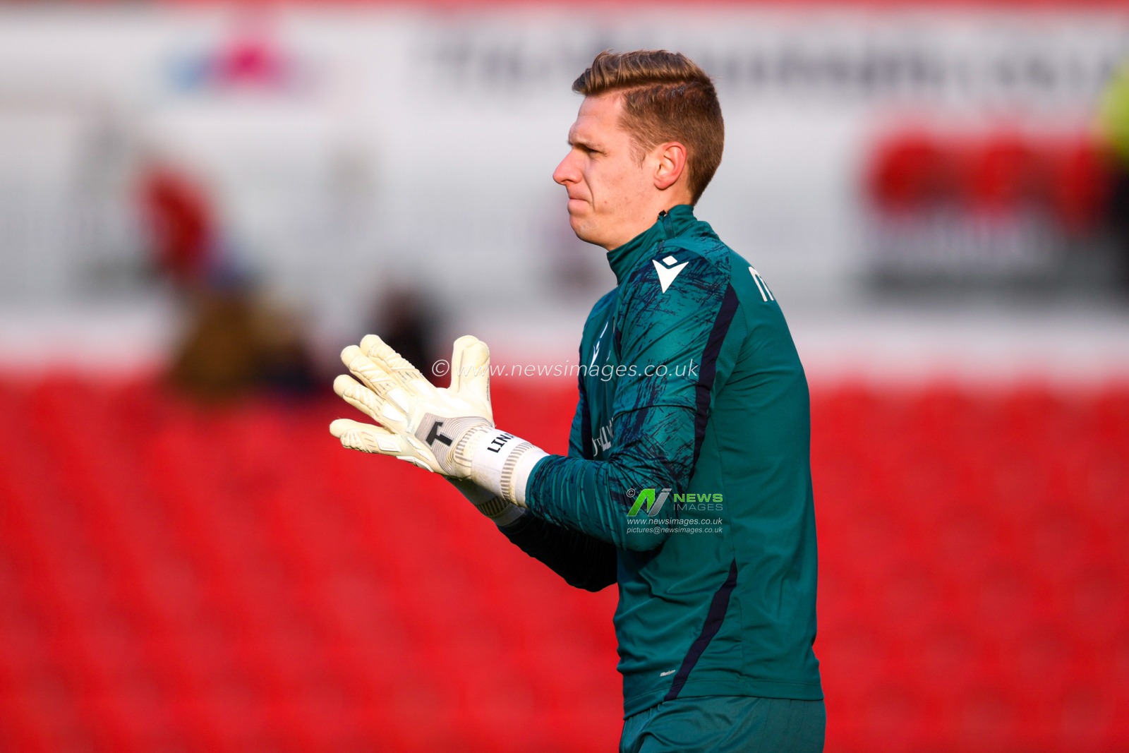 Thomas Kaminski #1 of Blackburn Rovers warming up before the game