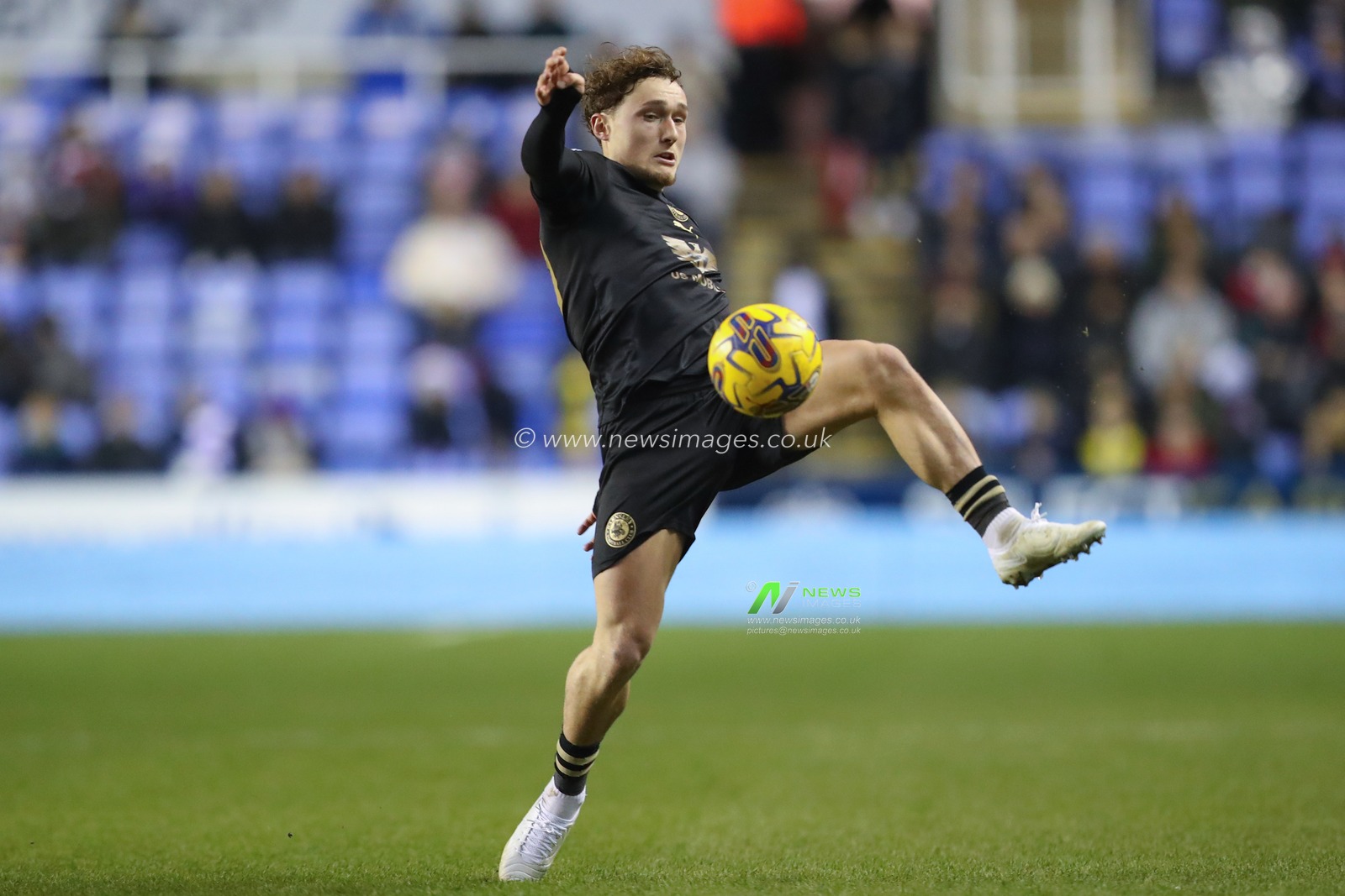 Callum Styles #20 of Barnsley controls the ball during the Sky Bet League 1 match Reading vs Barnsley at Select Car Leasing Stadium, Reading, United Kingdom, 9th December 2023

(Photo by Gareth Evans/News Images)