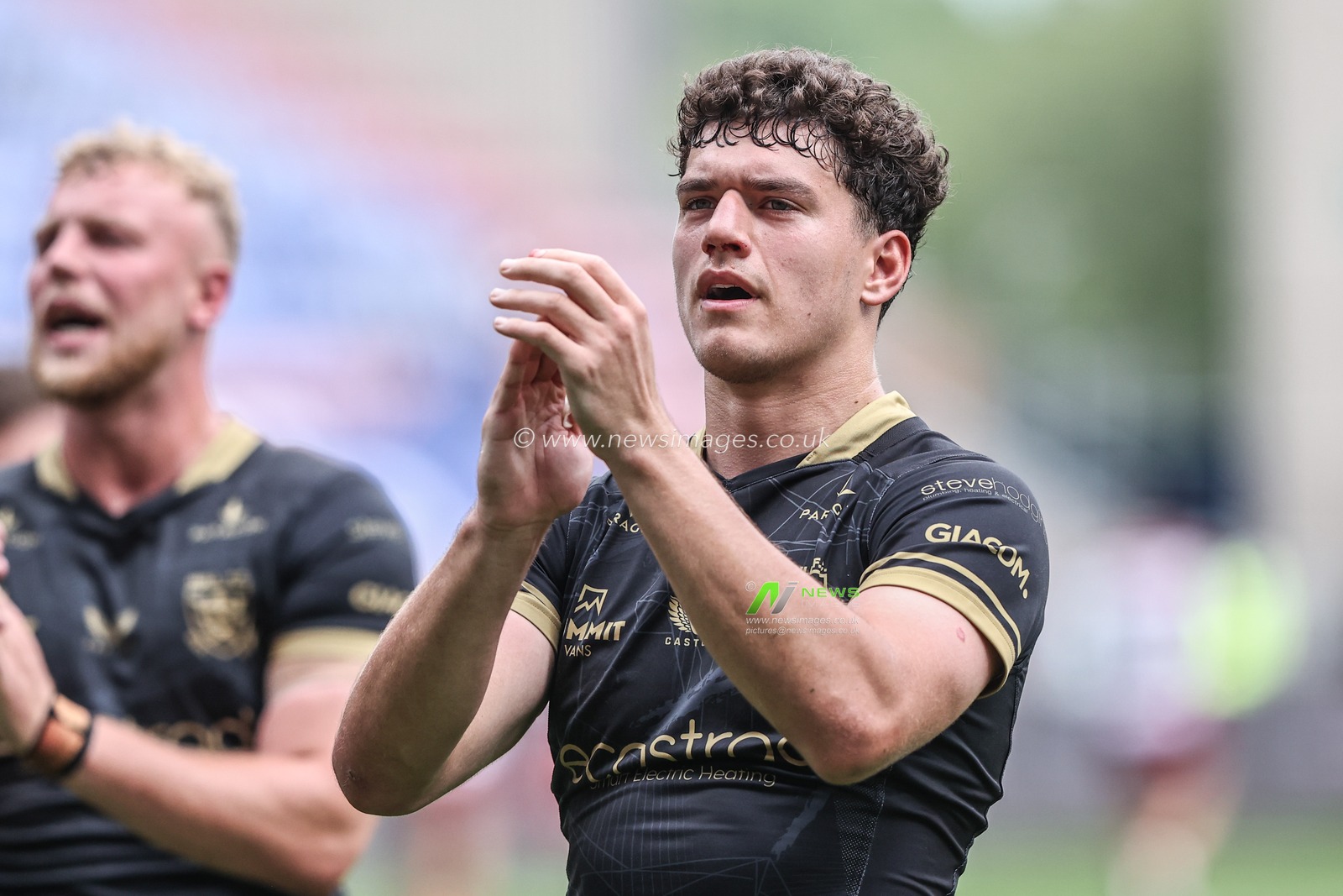 Lewis Martin of Hull FC applauds the fans after the game during the Betfred Super League Round 19 match Wigan Warriors vs Hull FC at The Brick Community Stadium, Wigan, United Kingdom, 19th July 2025

(Photo by Alfie Cosgrove/News Images)