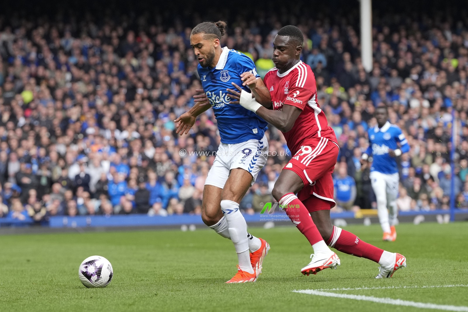 Moussa NiakhatÃ© of Nottingham Forest competes for the ball with Dominic Calvert-Lewin of Everton during the Premier League match Everton vs Nottingham Forest at Goodison Park, Liverpool, United Kingdom, 21st April 2024

(Photo by Steve Flynn/News Images)