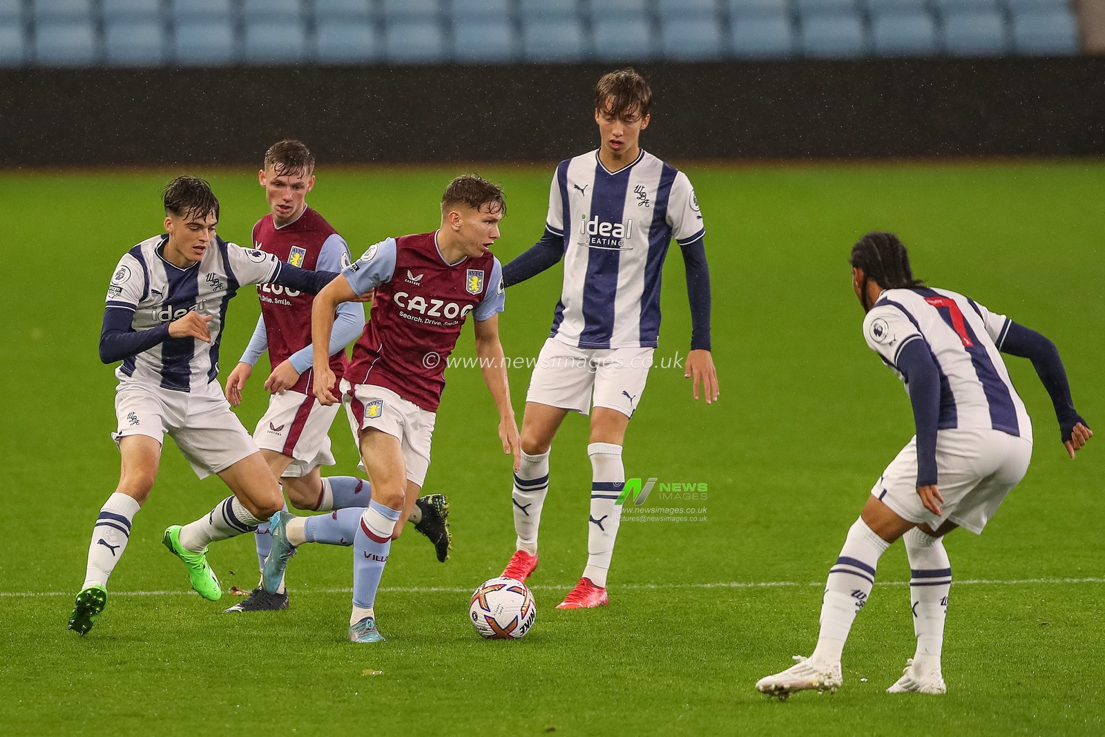 Frankie Ealing #61 of Aston Villa runs with the ball during the Premier League 2 U23 match Aston Villa vs West Bromwich Albion at Villa Park, Birmingham, United Kingdom, 30th September 2022

(Photo by Gareth Evans/News Images)