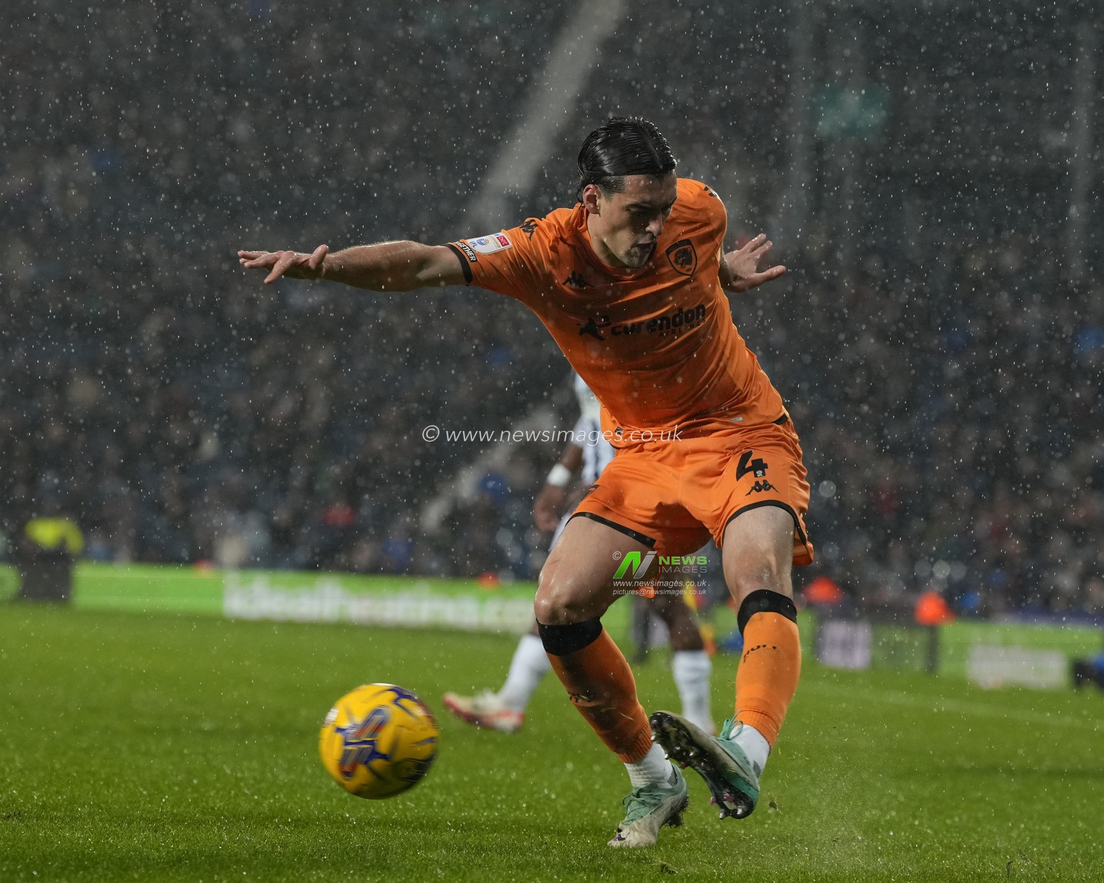 Jacob Greaves #4 of Hull City crosses the ball during the Sky Bet Championship match West Bromwich Albion vs Hull City at The Hawthorns, West Bromwich, United Kingdom, 4th November 2023

(Photo by Steve Flynn/News Images)