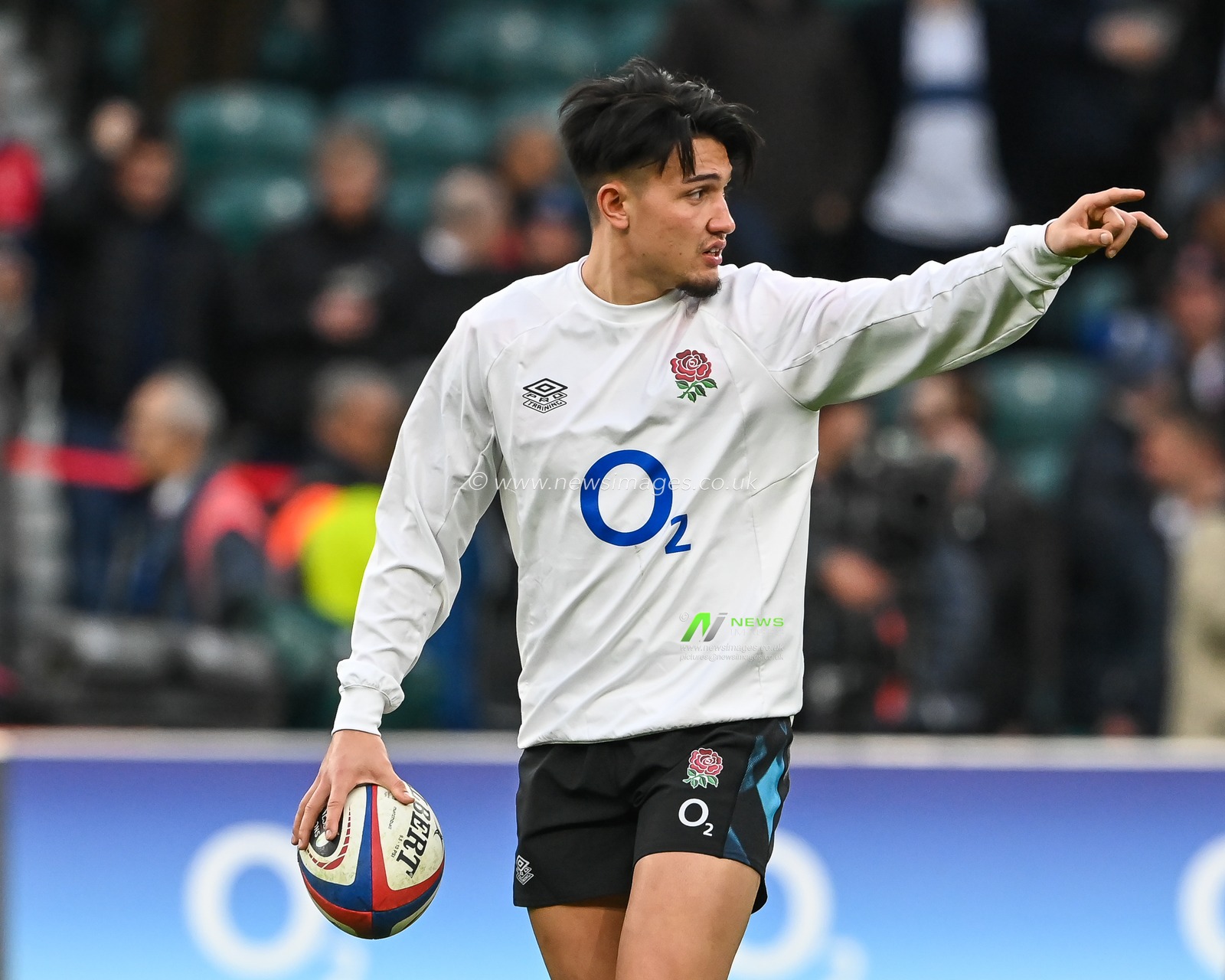 Marcus Smith of England gives his team instructions during pre match warm up ahead of the 2023 Guinness 6 Nations match England vs Scotland at Twickenham Stadium, Twickenham, United Kingdom, 4th February 2023

(Photo by Craig Thomas/News Images)