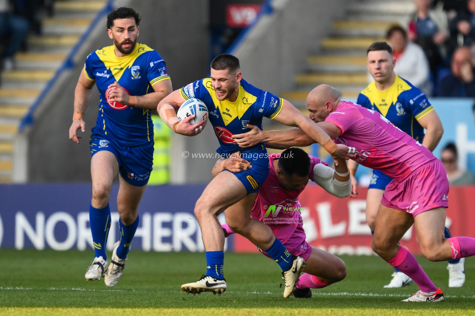 Danny Walker of Warrington Wolves makes a break during the Betfred Super League Round 11 match Warrington Wolves vs Hull KR at Halliwell Jones Stadium, Warrington, United Kingdom, 9th May 2024

(Photo by Craig Thomas/News Images)