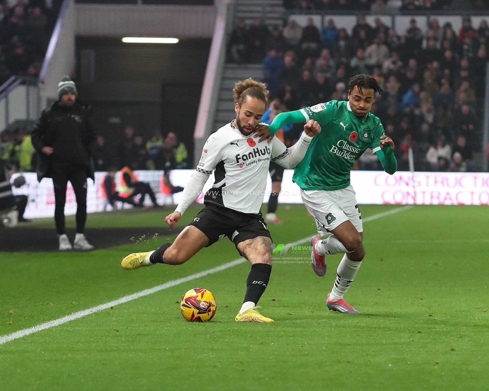 Marcus Harness of Derby County under pressure from Freddie Issaka of Plymouth Argyle during the Sky Bet Championship match Derby County vs Plymouth Argyle at Pride Park Stadium, Derby, United Kingdom, 9th November 2024

(Photo by Lee Keuneke/News Images)